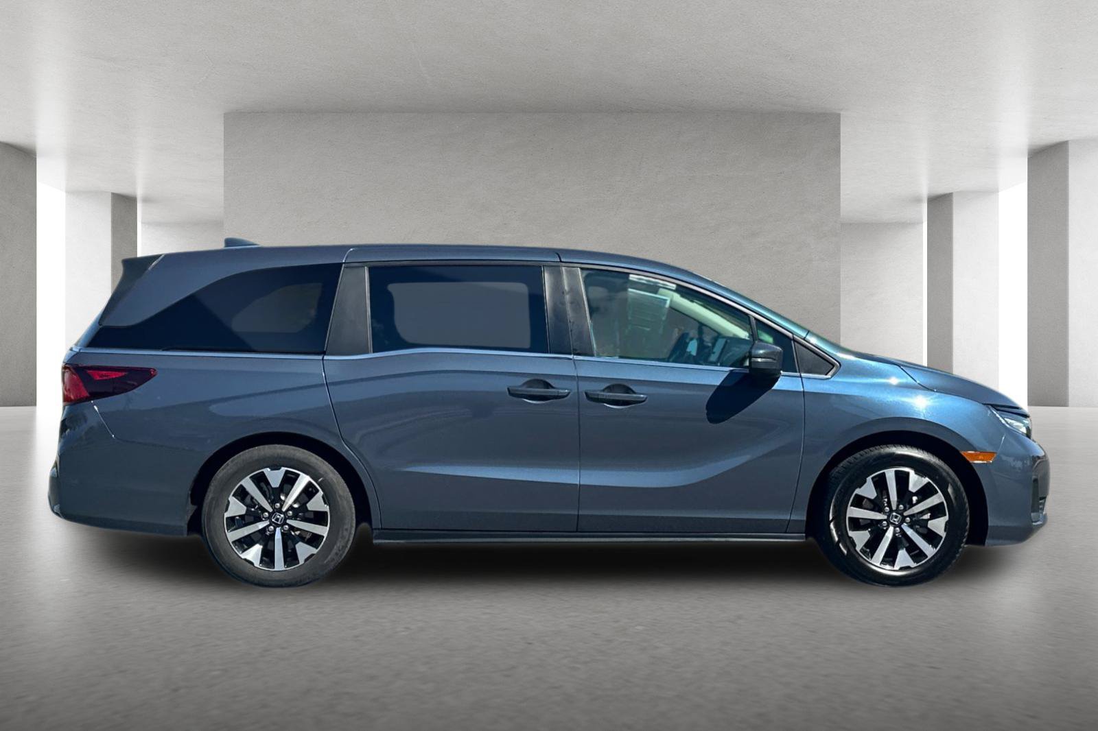 Certified 2025 Honda Odyssey EX-L image 3