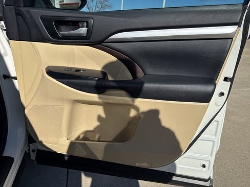 Used 2014 Toyota Highlander XLE image 21