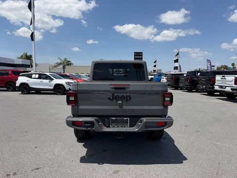 Used 2022 Jeep Gladiator Overland AWD/4WD image 6