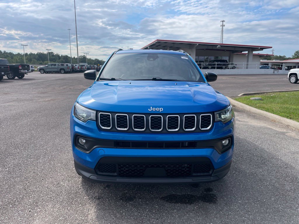 Used 2024 Jeep Compass Latitude AWD/4WD image 2