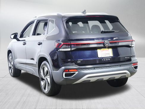 Used 2025 Volkswagen Taos SE w/ Panoramic Sunroof Package image 5