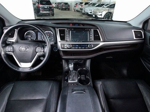 Used 2017 Toyota Highlander Limited image 6