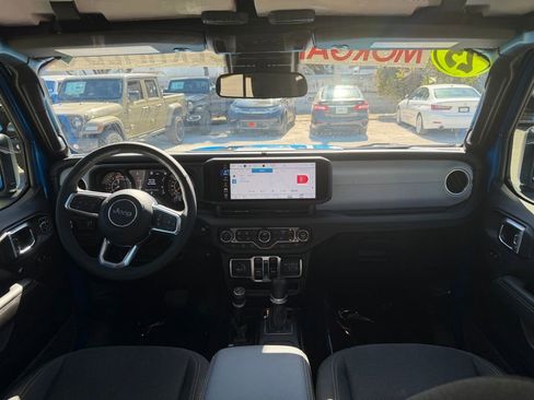 Used 2025 Jeep Wrangler Sahara image 31