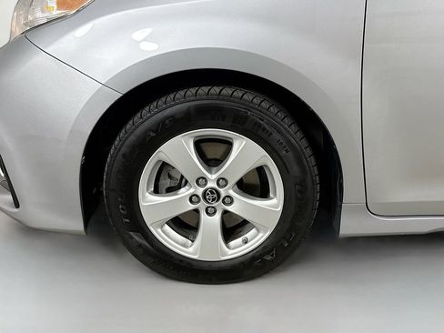 Certified 2018 Toyota Sienna LE FWD image 34