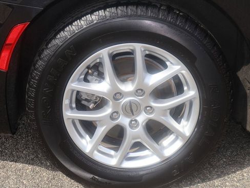 Used 2023 Chrysler Pacifica Touring-L image 7