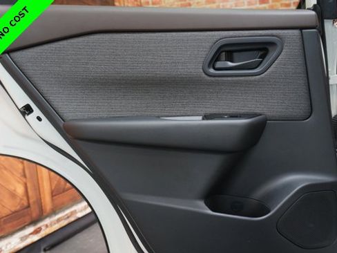 Used 2023 Nissan Rogue S image 40