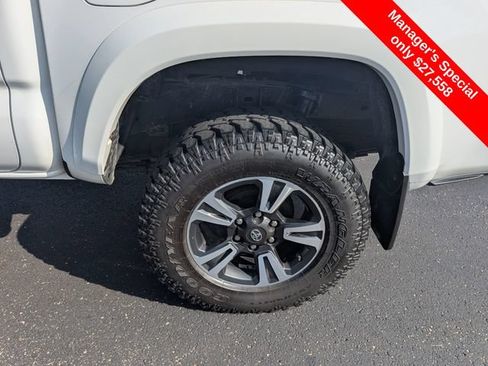 Used 2016 Toyota Tacoma TRD Sport w/ Towing Package AWD/4WD image 23