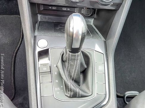 Used 2021 Volkswagen Tiguan SEL FWD image 16