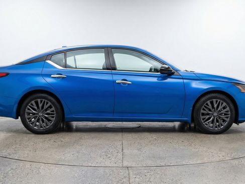 Used 2025 Nissan Altima 2.5 SV FWD image 11