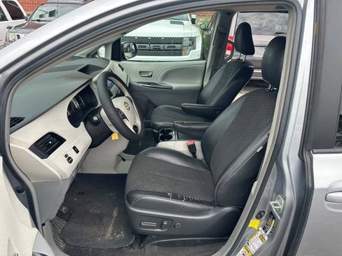Used 2012 Toyota Sienna SE FWD image 10