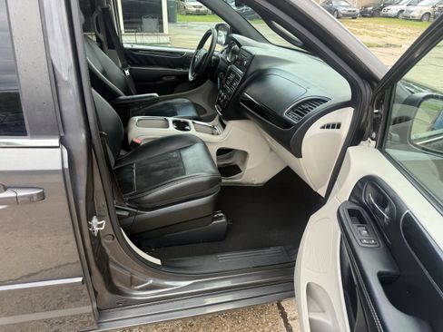 Used 2017 Dodge Grand Caravan SXT FWD image 14