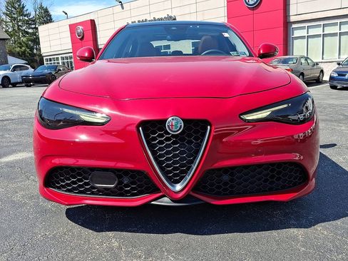 Used 2019 Alfa Romeo Giulia AWD image 2