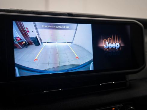 Used 2024 Jeep Wrangler Unlimited image 31