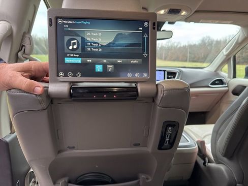 Used 2017 Chrysler Pacifica Touring-L Plus w/ Tire & Wheel Group image 17