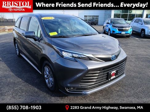 Used 2025 Toyota Sienna LE image 1