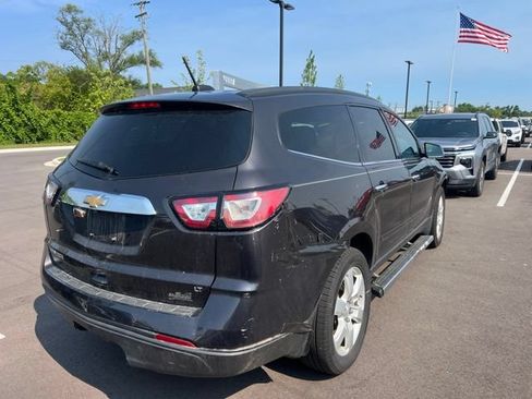 Used 2017 Chevrolet Traverse LT w/ Style and Technology Package FWD image 5