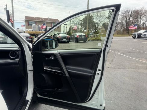 Used 2018 Toyota RAV4 SE w/ Power Extra Value Package image 19