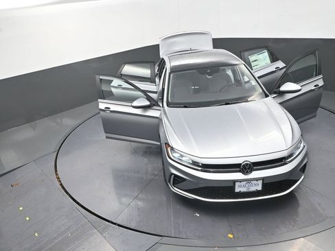 New 2026 Volkswagen Jetta SE FWD image 30