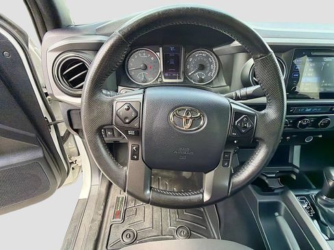Used 2018 Toyota Tacoma TRD Off-Road AWD/4WD image 11