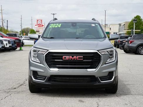 Used 2024 GMC Terrain SLE w/ Driver Convenience Package FWD image 2