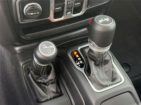 Used 2025 Jeep Wrangler Unlimited Sport AWD/4WD image 28