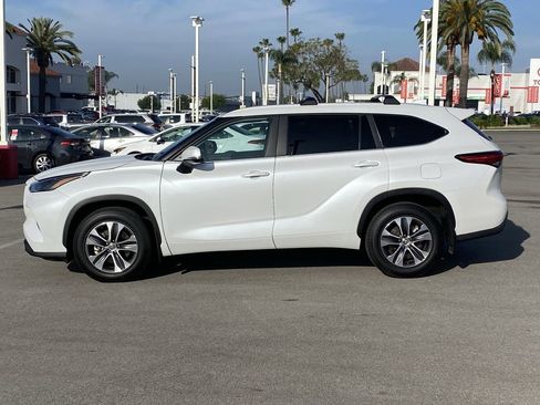 Used 2023 Toyota Highlander XLE image 2