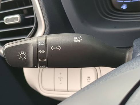 Used 2023 Hyundai Venue Limited image 23