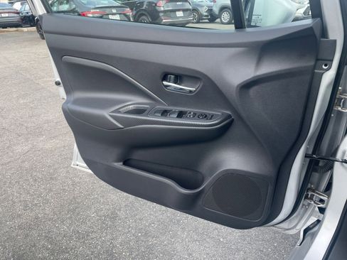 Used 2025 Nissan Versa SV image 18