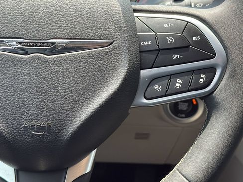 Used 2023 Chrysler Pacifica Touring-L FWD image 12