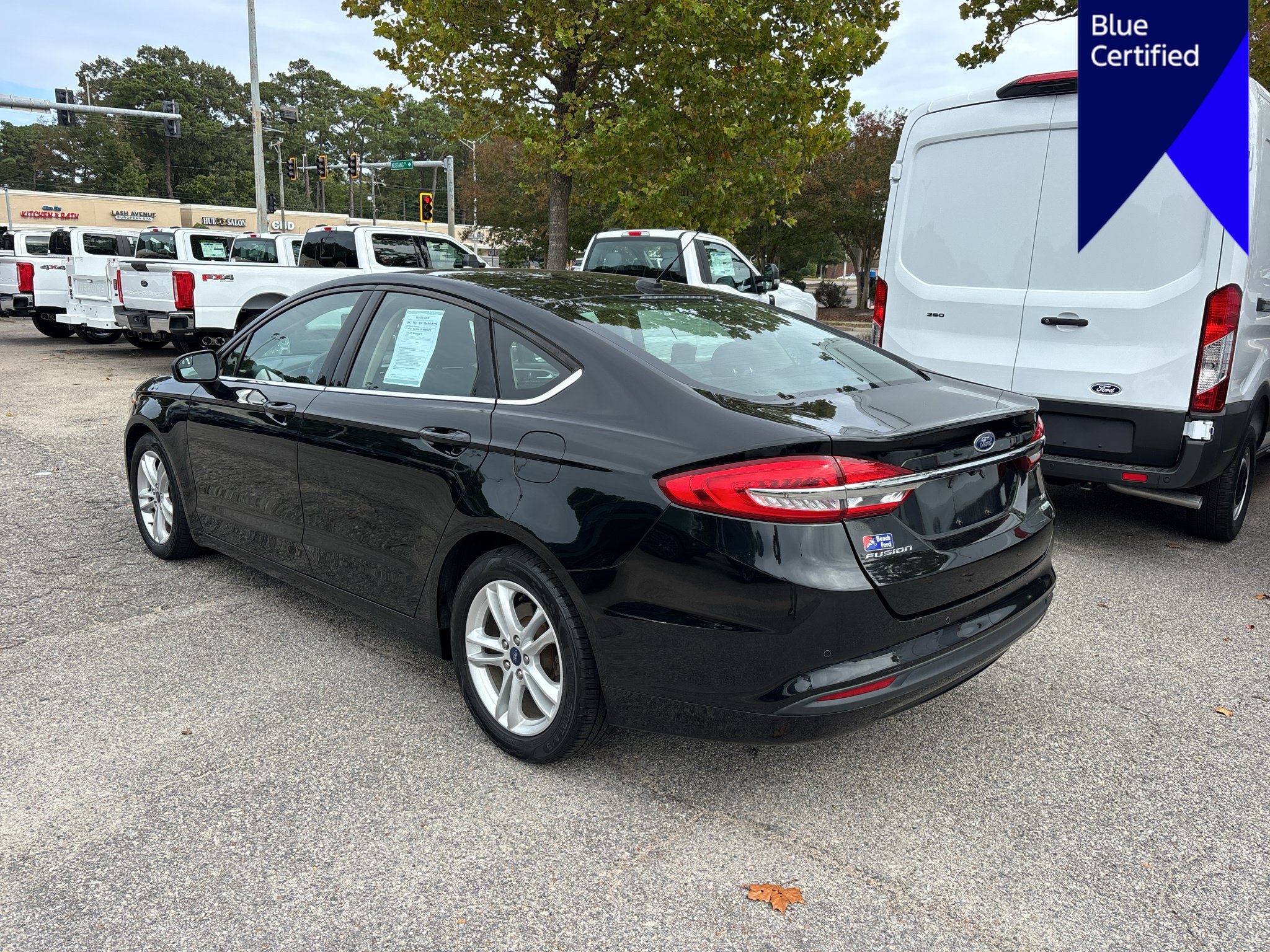 Used 2018 Ford Fusion SE w/ Fusion SE Technology Package FWD image 2