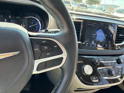Used 2018 Chrysler Pacifica Touring-L FWD image 20