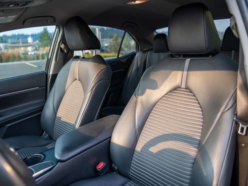 Used 2019 Toyota Camry SE FWD image 5
