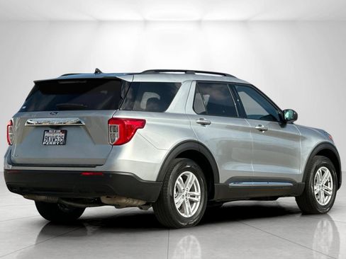 Used 2023 Ford Explorer XLT image 3