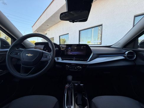 Used 2025 Chevrolet Trax LT FWD image 32