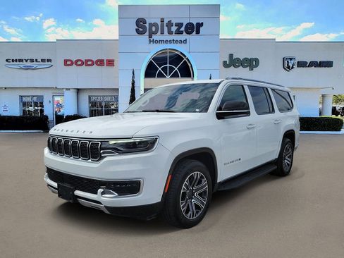 Used 2024 Jeep Wagoneer L Series II w/ Flexible Seating Group AWD/4WD image 4