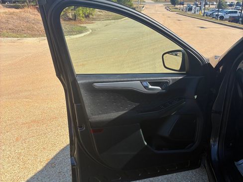 Used 2020 Ford Escape SE image 16