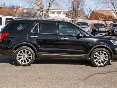 Used 2017 Ford Explorer Limited image 4