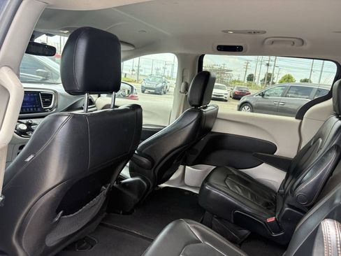 Used 2017 Chrysler Pacifica Touring-L FWD image 17