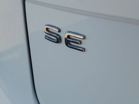 Used 2022 Volkswagen Tiguan SE image 6