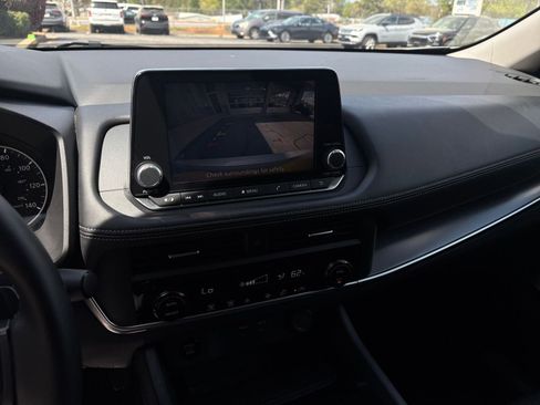 Used 2025 Nissan Rogue SV image 29