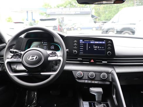 Used 2024 Hyundai Elantra SE FWD image 17