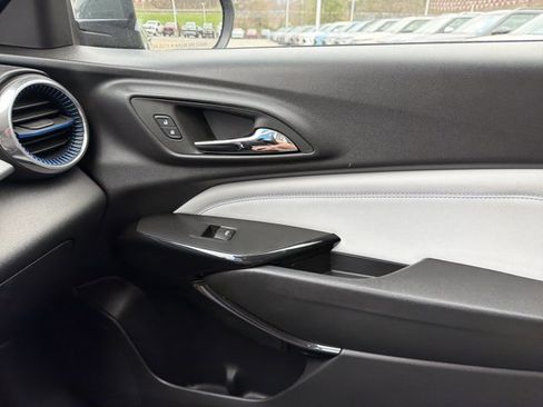 Used 2025 Chevrolet Trax LT FWD image 24
