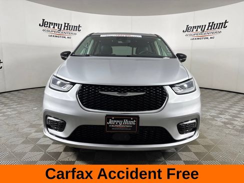 Used 2024 Chrysler Pacifica Limited FWD image 3