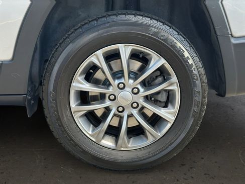 Used 2020 Jeep Cherokee Latitude Plus AWD/4WD image 24