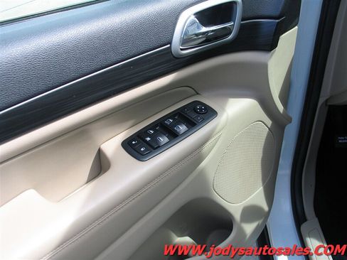 Used 2019 Jeep Grand Cherokee Laredo AWD/4WD image 3