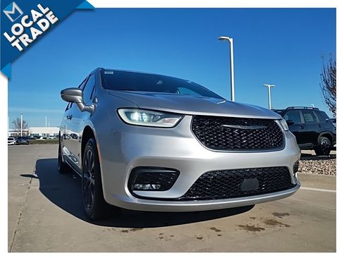 Used 2021 Chrysler Pacifica Limited w/ S Appearance Package image 4