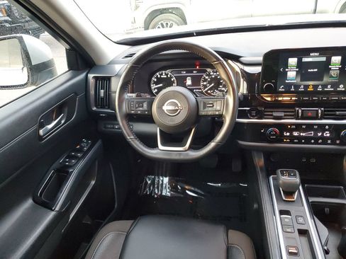 Used 2025 Nissan Pathfinder SL FWD image 12