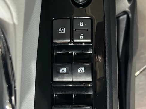Used 2018 Toyota Prius Four FWD image 33