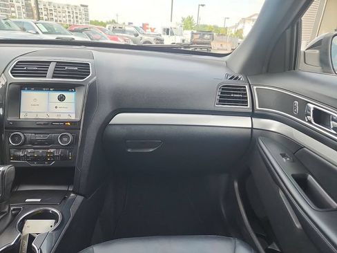 Used 2017 Ford Explorer XLT w/ Equipment Group 202A AWD/4WD image 10