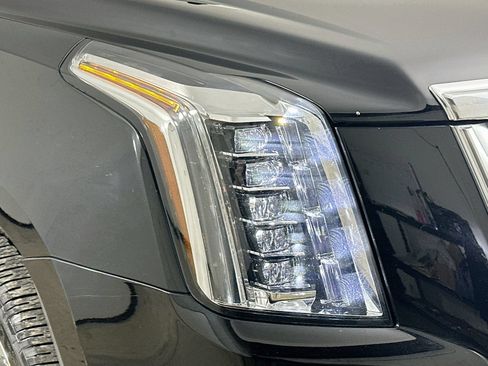Used 2018 Cadillac Escalade Platinum AWD/4WD image 9